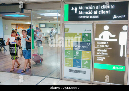 Barcelona Spanien, Katalonien Bahnhof Barcelona-Sants Renfe, ADIF, Terminal, Kundenservicebüro, Schiebetüren, Frau, Inneneinrichtung, Fahrer passeng Stockfoto