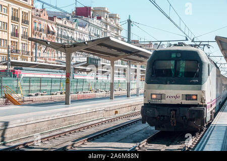 Valencia Spanien, Estacio del Nord, Bahnhof Renfe, Bahnsteig, Gleis, Triebwagen, ankommender Zug, ES190831077 Stockfoto