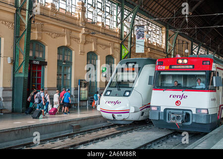 Valencia Spanien, Estacio del Nord, Bahnhof Renfe, Bahnsteig, Gleise, Triebwagen, Innenraum, Fahrgäste, Pendler, ES190831075 Stockfoto