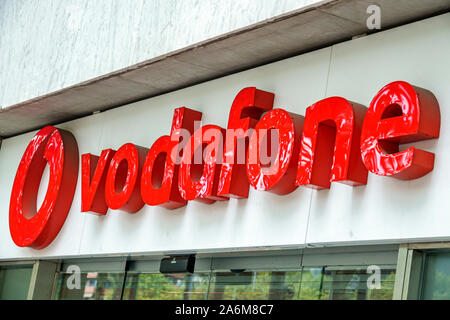 Barcelona Spanien, Katalonien Les Corts, Avinguda Diagonal, Vodafone, multinationales Telekommunikationsunternehmen, Einzelhandelsgeschäft, Schild, Außenansicht, ES190901006 Stockfoto
