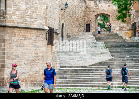 Barcelona Spanien, Katalonien Kloster von Pedralbes, gotischer historischer Komplex, Nationaldenkmal, Baixada del Monestir, gepflasterte Straße, Treppen, Mann, Frau, Co Stockfoto