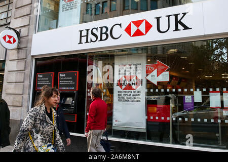 London, Großbritannien. 27 Okt, 2019. Menschen gehen vorbei HSBC-Filiale in der Londoner Innenstadt. Credit: Dinendra Haria/SOPA Images/ZUMA Draht/Alamy leben Nachrichten Stockfoto