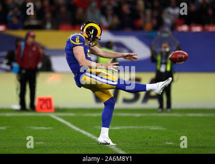 Wembley Stadion, London, UK. 27 Okt, 2019. National Football League, Los Angeles Rams gegen Cincinnati Bengals; Johnny Hekker von Los Angeles Rams stochern die Kugel am 4. unten - Redaktionelle Verwendung Credit: Aktion plus Sport/Alamy leben Nachrichten Stockfoto