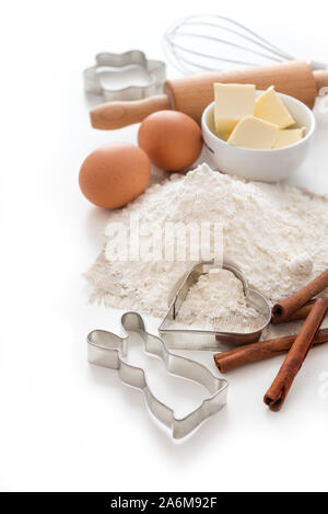 Backzutaten für Ostern Cookies auf weißem Hintergrund Stockfoto