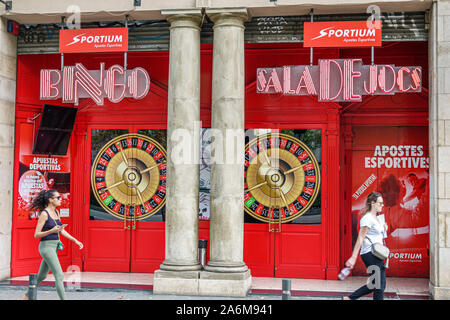 Barcelona Spanien, Catalonia Eixample, Sportium Bingo Gran Via, Casino-Spielhaus, außen, Eingang, Frau, Fußgängerzone, ES190901070 Stockfoto