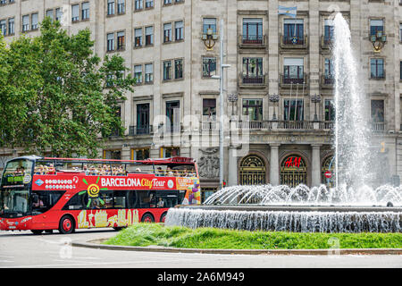 Barcelona Spanien, Katalonien Gran Via de les Corts Catalanes, Verkehrskreis, Brunnen, H&M-Geschäft, Barcelona City Tour Bus, Doppeldecker Sightseeing Bus, ES19 Stockfoto