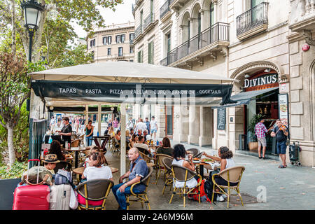 Barcelona Spanien, Catalonia Passeig de Gracia, Einkaufsviertel, Divinus, Tapas, Restaurant, Straßencafe, Tische, Mann, Frau, Sonnenschirme, Essen im Freien, ES19 Stockfoto