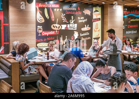 Spanien Barcelona Katalonien Passeig de Gracia Tapa Tapa Restaurant, Tische, Tische, Restaurants, Kellner, überfüllt im Inneren, Stockfoto