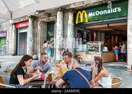 Barcelona Spanien, Catalonia Passeig de Gracia, McDonald's, Restaurant, Fast Food, draußen, Tisch im Freien, Essen im Freien, Mann, Frau, junge Erwachsene, Freunde, EA Stockfoto