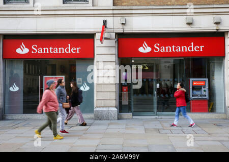 London, Großbritannien. 27 Okt, 2019. Menschen gehen vorbei an einem Santander Niederlassung in Central London. Credit: Dinendra Haria/SOPA Images/ZUMA Draht/Alamy leben Nachrichten Stockfoto