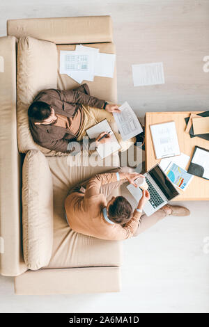 Blick von oben auf die moderne Software Entwickler Beratung über neue kreative Ideen Stockfoto