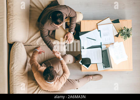 Überblick über zwei junge Business Partner die Hände schütteln Nach Verhandlungen Stockfoto