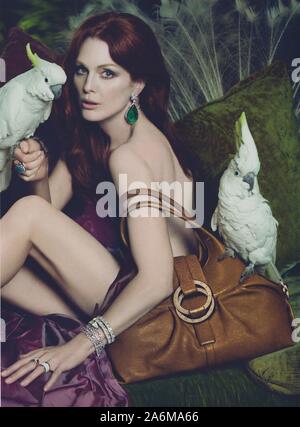 Plakat werbung BVLGARI Fashion House mit Julianne Moore in Papier Magazin von 2010 Jahr, Werbung, kreative BVLGARI Anzeige von 2010 s Stockfoto