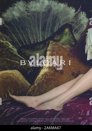 Plakat werbung BVLGARI Fashion House mit Julianne Moore in Papier Magazin von 2010 Jahr, Werbung, kreative BVLGARI Anzeige von 2010 s Stockfoto