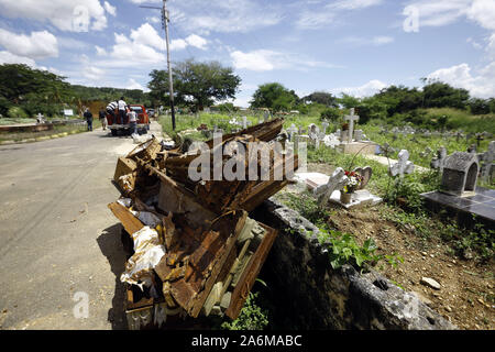 Valencia, Carabobo, Venezuela. 27 Okt, 2019. Oktober 27, 2019. Die überwältigt Urnen neben der Gräber geschändet ist Teil des Szenarios, das geschätzt wird, wenn das Unkraut und Kriminalität es auf dem städtischen Friedhof, wo der Verstorbene nicht in Frieden ruhen und Familienangehörigen ist es auch bei jedem Besuch Leiden zulassen, in Valencia, Carabobo Zustand. Foto: Juan Carlos Hernandez Credit: Juan Carlos Hernandez/ZUMA Draht/Alamy leben Nachrichten Stockfoto