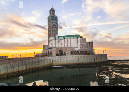 Blick auf die Hassan-II.-Moschee bei Sonnenuntergang - der Hassan II Moschee oder die Grande Mosquée Hassan II.-Moschee in Casablanca, Marokko. Stockfoto