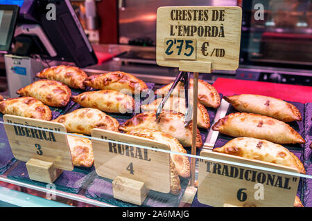 Barcelona Spanien,Katalonien Mercat de Sant Antoni Markt,historisches Gebäude,innen,Verkäufer,Stand,Bäckerei,Backwaren,Ausstellungsverkauf,Empanadas,Preis,ES1 Stockfoto