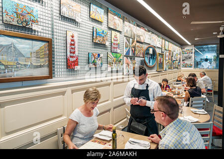 Barcelona Spanien, Katalonien Mercat de Sant Antoni Markt, historisches Gebäude, innen, Casa Blanca, Restaurant, Bar, Mann, Frau, Paar, Essen, Kellner, Essen nehmen Stockfoto