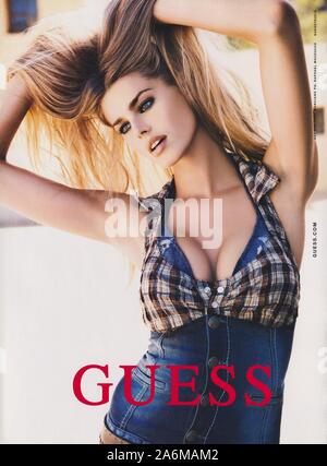 Plakat werbung Schätze mit Vanessa Hessler in Papier Magazin von 2010 Jahr, Werbung, kreative Schätze, Anzeige von 2010 s Stockfoto