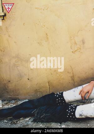 Plakat werbung Schätze mit Vanessa Hessler in Papier Magazin von 2010 Jahr, Werbung, kreative Schätze, Anzeige von 2010 s Stockfoto