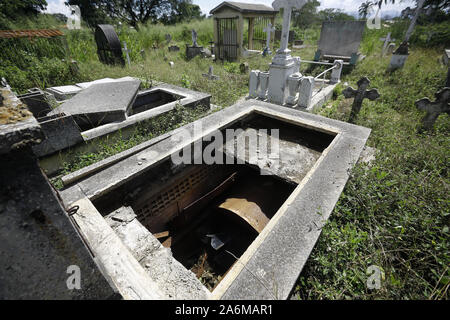 Valencia, Carabobo, Venezuela. 27 Okt, 2019. Oktober 27, 2019. Gräber geschändet ist Teil des Szenarios, die gesehen werden kann, wenn das Unkraut und Kriminalität es auf dem städtischen Friedhof, wo der Verstorbene nicht in Frieden ruhen und Familienangehörigen ist es auch bei jedem Besuch Leiden zulassen, in Valencia, Carabobo Zustand. Foto: Juan Carlos Hernandez Credit: Juan Carlos Hernandez/ZUMA Draht/Alamy leben Nachrichten Stockfoto