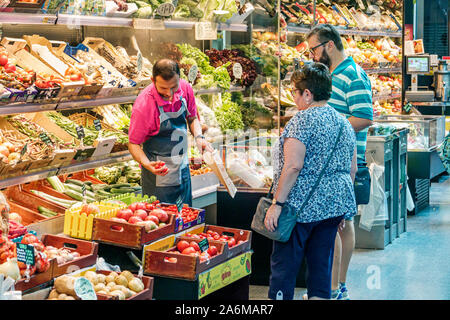 Barcelona Spanien, Katalonien Catalunya, Mercat de Sant Antoni Markt, historisches Gebäude, innen, innen, innen, Display-Verkauf, frisches Obst, ve Stockfoto