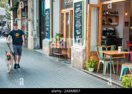 Barcelona Spanien, Katalonien Sant Antoni, La Sucursal, Restaurant, Café, Bürgersteig, Mann, Wanderhund, Maulkorb, Hispanic, ES190902086 Stockfoto