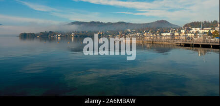 Fantastischer Blick auf den Traunsee und die Skyline von Gmunden, OÖ, Austria, auf der Wasseroberfläche spiegeln Stockfoto