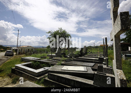 Valencia, Carabobo, Venezuela. 27 Okt, 2019. Oktober 27, 2019. Gräber geschändet ist Teil des Szenarios, die gesehen werden kann, wenn das Unkraut und Kriminalität es auf dem städtischen Friedhof, wo der Verstorbene nicht in Frieden ruhen und Familienangehörigen ist es auch bei jedem Besuch Leiden zulassen, in Valencia, Carabobo Zustand. Foto: Juan Carlos Hernandez Credit: Juan Carlos Hernandez/ZUMA Draht/Alamy leben Nachrichten Stockfoto