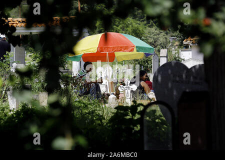 Valencia, Carabobo, Venezuela. 27 Okt, 2019. Oktober 27, 2019. Sie müssen ihren Weg durch das Unterholz, die das Grab der Verstorbenen, in den Hoffnungen des Erzielens der Zweck, ohne Opfer der Unterwelt zu besuchen und dass die dichte Montage machen Sie nicht entweder verhindern. Viel auf dem städtischen Friedhof, wo der Verstorbene nicht in Frieden ruhen und Familie Mitglieder auch bei jedem Besuch leiden, in Valencia, Carabobo Zustand. Foto: Juan Carlos Hernandez Credit: Juan Carlos Hernandez/ZUMA Draht/Alamy leben Nachrichten Stockfoto