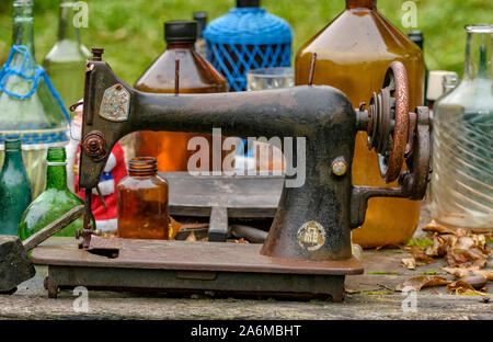 Alte weggeworfene Dinge. Nähmaschine und Glaswaren. Stockfoto