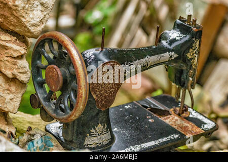 Alte weggeworfene Dinge. Nähmaschine und Glaswaren. Stockfoto