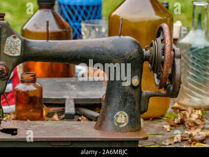 Alte weggeworfene Dinge. Nähmaschine und Glaswaren. Stockfoto