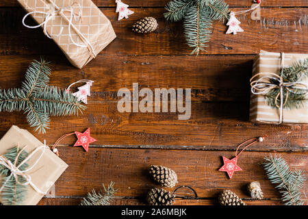 Weihnachten Hintergrund aus giftboxes, kiefernzapfen, Nadelbaum und Dekorationen Stockfoto