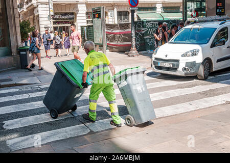 Barcelona Spanien, Katalonien Ciutat Vella, historisches Zentrum, Plaza De L'Angel, Müllabfuhr, Arbeiter, Mann, Plastikschaufel Stockfoto