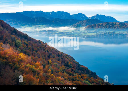 Blick auf den Traunsee vom Grünberg Seilbahn in Gmunden, OÖ, Österreich, an einem sonnigen Tag im Herbst Stockfoto