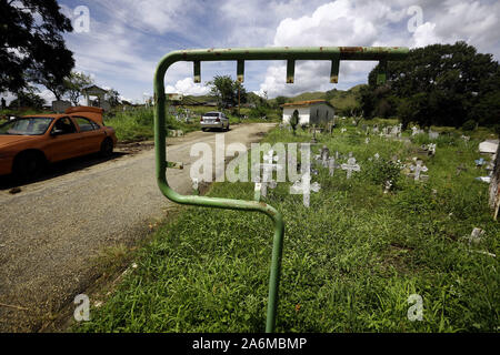 Valencia, Carabobo, Venezuela. 27 Okt, 2019. Oktober 27, 2019. Das Finden der das Auffinden von Adressen ein Grab unmöglich sein kann, da eine Menge Identifikation ist nicht mehr auf dem städtischen Friedhof, wo der Verstorbene nicht in Frieden ruhen und Familienangehörigen ist es auch bei jedem Besuch leiden, in Valencia, Carabobo. foto: Juan Carlos Hernandez Credit: Juan Carlos Hernandez/ZUMA Draht/Alamy leben Nachrichten Stockfoto