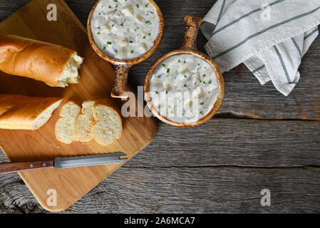 Blick von oben auf die zwei Schalen mit hausgemachten Clam Chowder mit frisch gebackenem Brot. Horizontal mit kopieren. Stockfoto