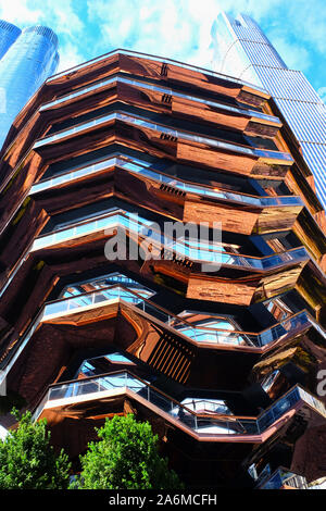 New York - Oktober 10, 2019: Das Schiff, das Äußere der Struktur, die aufwändige wabenförmige Struktur erhebt sich 16 Etagen, 154 Treppen Stockfoto