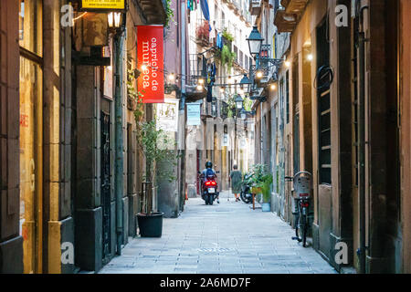 Barcelona Spanien, Katalonien Ciutat Vella, historisches Zentrum, El Born, Carrer del Brosoli, enge Straße, Geschäftsschilder, Frau, Mann, Motorrad, ES190903169 Stockfoto