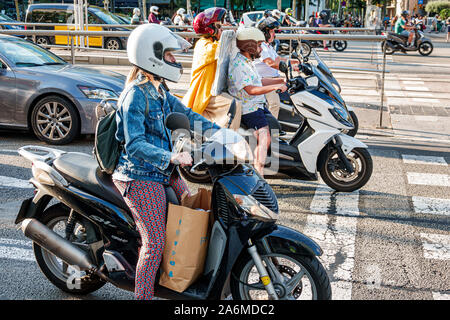 Barcelona Spanien, Katalonien Les Corts, Avinguda Diagonal, große Durchgangsstraße, Ampel, angehalten, Motorrad, Roller, Helm, Mann, Frau, Eurozone, ES19090318 Stockfoto