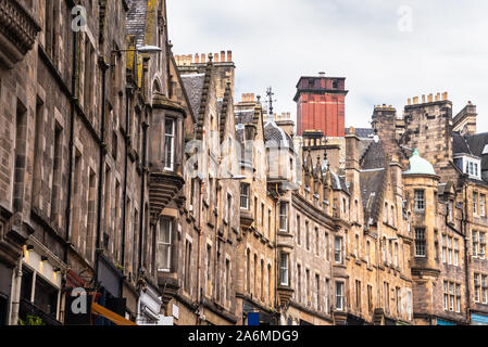 Reihe von traditionellen Steinhäusern mit Geschäften im Erdgeschoss in der Altstadt von Edinburgh Stockfoto
