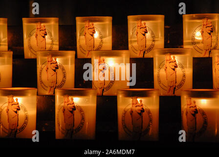 Brennende Kerzen in Notre Dame in Paris, Frankreich Stockfoto