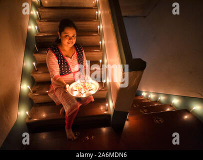 Kolkata, Indien. 27 Okt, 2019. Eine Dame sitzt mit einer Masse Lampe mit Öl während das Diwali-fest eingerichtet. Deepavali oder dipavali ist ein vier-fünf ganztägigen Festival der Lichter, die von Hindus in jedem Herbst auf der ganzen Welt gefeiert wird. Credit: Avishek Das/SOPA Images/ZUMA Draht/Alamy leben Nachrichten Stockfoto