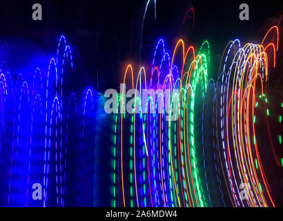 Kolkata, Indien. 26 Okt, 2019. Diwali Beleuchtung in einem Slow Shutter Modus gesehen. Deepavali oder dipavali ist ein vier-fünf ganztägigen Festival der Lichter, die von Hindus in jedem Herbst auf der ganzen Welt gefeiert wird. Credit: Avishek Das/SOPA Images/ZUMA Draht/Alamy leben Nachrichten Stockfoto