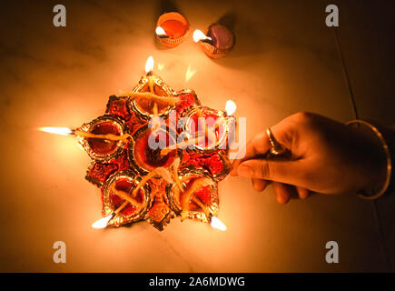 Kolkata, Indien. 27 Okt, 2019. Erde Lampe gesehen werden mit Öl während das Diwali-fest eingerichtet. Deepavali oder dipavali ist ein vier-fünf ganztägigen Festival der Lichter, die von Hindus in jedem Herbst auf der ganzen Welt gefeiert wird. Credit: Avishek Das/SOPA Images/ZUMA Draht/Alamy leben Nachrichten Stockfoto