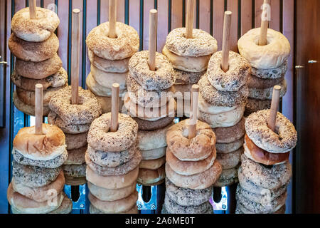 Barcelona Spanien, Catalonia Avinguda Diagonal, Europa Cafe, Restaurant, Bagel-Shop, gestapelte Bagels, Holzdübel, Backwaren, ES190904059 Stockfoto