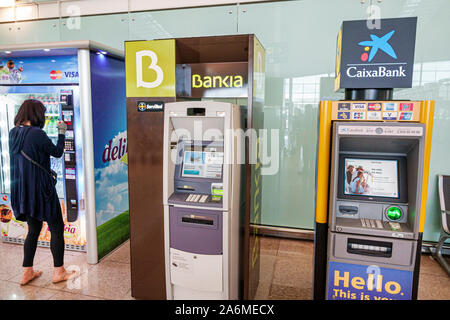 Barcelona Spanien, Katalonien Flughafen Barcelona-El Prat Josep Tarradellas BCN, Terminal T1, Geldautomat, Geldautomaten, Caixa Bank, Bankia, Verkaufsautomat, Stockfoto