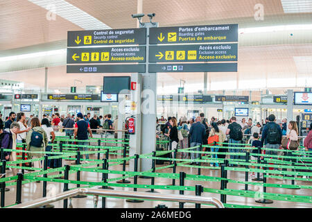 Barcelona Spanien,Katalonien Barcelona-El Prat Josep Tarradellas Airport BCN,Terminal T1,Sicherheitskontrollpunkt,Schlange,Passagiere,innen,ES190 Stockfoto