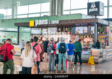 Barcelona Spanien,Katalonien Barcelona-El Prat Josep Tarradellas Airport BCN,Terminal T1,A,Pans & Company,Cafe,Café,Counter,Line,Queue,Mann,Frau,p Stockfoto